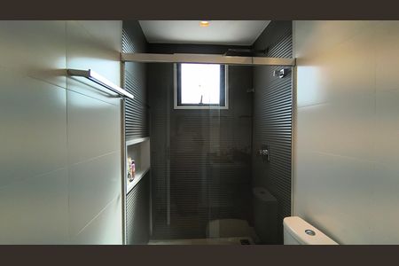 Casa de condomínio à venda com 330m², 6 quartos e 2 vagas Casa de condomínio à venda com 330m², 6 quartos e 2 vagasBanheiro da Suíte 5 e Social