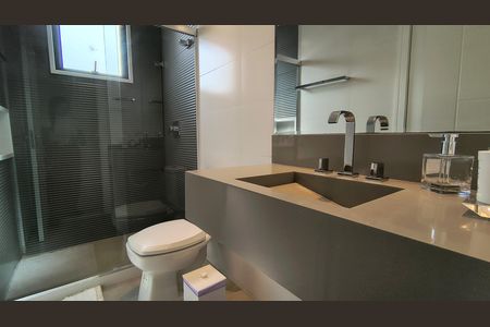 Casa de condomínio à venda com 330m², 6 quartos e 2 vagas Casa de condomínio à venda com 330m², 6 quartos e 2 vagasBanheiro da Suíte 5 e Social