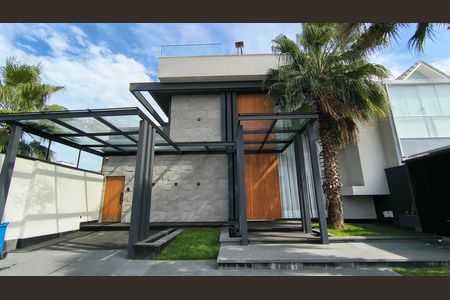 Casa de condomínio à venda com 330m², 6 quartos e 2 vagas Casa de condomínio à venda com 330m², 6 quartos e 2 vagasFachada da Casa