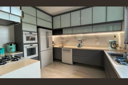 Casa de condomínio à venda com 330m², 6 quartos e 2 vagas Casa de condomínio à venda com 330m², 6 quartos e 2 vagasCozinha