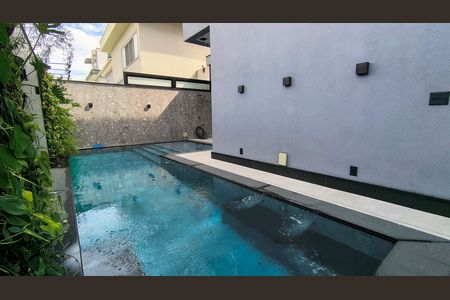 Casa de condomínio à venda com 330m², 6 quartos e 2 vagas Casa de condomínio à venda com 330m², 6 quartos e 2 vagasPiscina