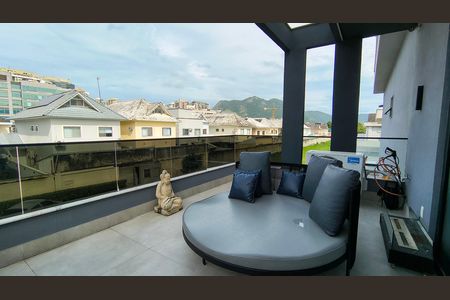 Casa de condomínio à venda com 330m², 6 quartos e 2 vagas Casa de condomínio à venda com 330m², 6 quartos e 2 vagasVaranda da Suíte 1