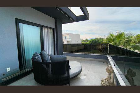 Casa de condomínio à venda com 330m², 6 quartos e 2 vagas Casa de condomínio à venda com 330m², 6 quartos e 2 vagasVaranda da Suíte 1