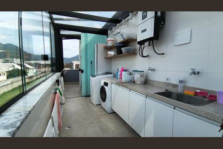 Casa de condomínio à venda com 330m², 6 quartos e 2 vagas Casa de condomínio à venda com 330m², 6 quartos e 2 vagasÁrea de Serviço