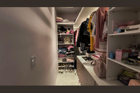 Casa de condomínio à venda com 330m², 6 quartos e 2 vagas Casa de condomínio à venda com 330m², 6 quartos e 2 vagasCloset da Suíte 2