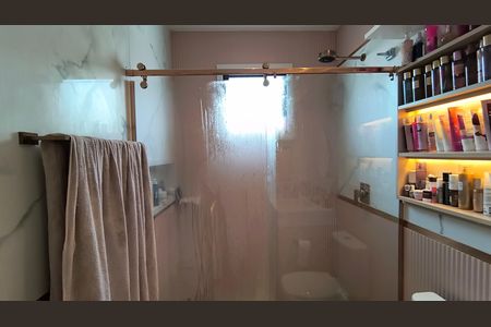 Casa de condomínio à venda com 330m², 6 quartos e 2 vagas Casa de condomínio à venda com 330m², 6 quartos e 2 vagasBanheiro da Suíte 2