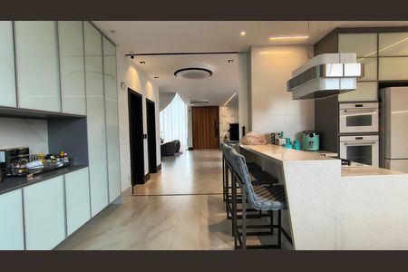 Casa de condomínio à venda com 330m², 6 quartos e 2 vagas Casa de condomínio à venda com 330m², 6 quartos e 2 vagasCozinha