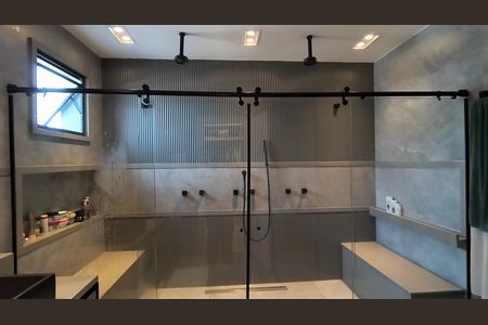 Casa de condomínio à venda com 330m², 6 quartos e 2 vagas Casa de condomínio à venda com 330m², 6 quartos e 2 vagasBanheiro da Suíte 1