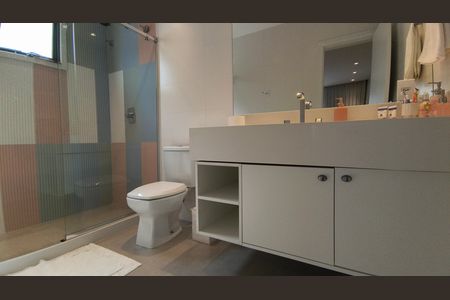 Casa de condomínio à venda com 330m², 6 quartos e 2 vagas Casa de condomínio à venda com 330m², 6 quartos e 2 vagasBanheiro da Suíte 3
