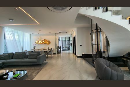 Casa de condomínio à venda com 330m², 6 quartos e 2 vagas Casa de condomínio à venda com 330m², 6 quartos e 2 vagasSala