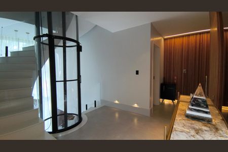 Casa de condomínio à venda com 330m², 6 quartos e 2 vagas Casa de condomínio à venda com 330m², 6 quartos e 2 vagasHall dos Quartos