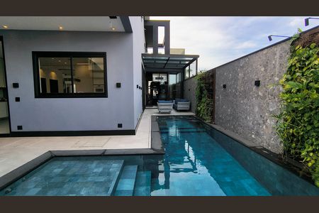 Casa de condomínio à venda com 330m², 6 quartos e 2 vagas Casa de condomínio à venda com 330m², 6 quartos e 2 vagasPiscina