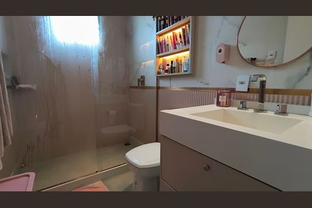 Casa de condomínio à venda com 330m², 6 quartos e 2 vagas Casa de condomínio à venda com 330m², 6 quartos e 2 vagasBanheiro da Suíte 2
