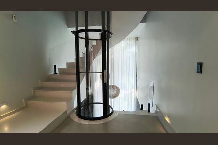 Casa de condomínio à venda com 330m², 6 quartos e 2 vagas Casa de condomínio à venda com 330m², 6 quartos e 2 vagasHall dos Quartos