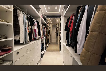 Casa de condomínio à venda com 330m², 6 quartos e 2 vagas Casa de condomínio à venda com 330m², 6 quartos e 2 vagasCloset da Suíte 1