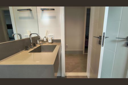 Casa de condomínio à venda com 330m², 6 quartos e 2 vagas Casa de condomínio à venda com 330m², 6 quartos e 2 vagasBanheiro da Suíte 5 e Social