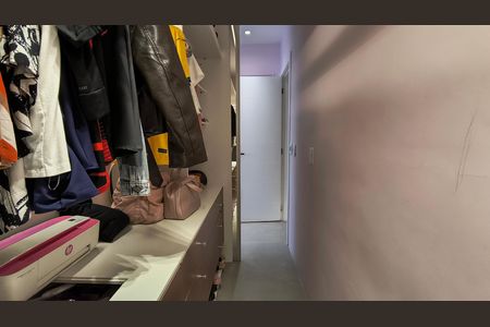 Casa de condomínio à venda com 330m², 6 quartos e 2 vagas Casa de condomínio à venda com 330m², 6 quartos e 2 vagasCloset da Suíte 2