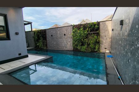 Casa de condomínio à venda com 330m², 6 quartos e 2 vagas Casa de condomínio à venda com 330m², 6 quartos e 2 vagasPiscina