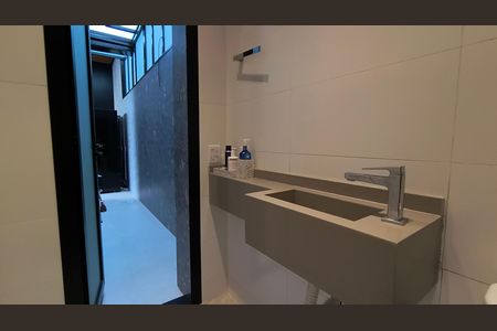 Casa de condomínio à venda com 330m², 6 quartos e 2 vagas Casa de condomínio à venda com 330m², 6 quartos e 2 vagasBanheiro Social
