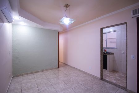 Sala de casa de condomínio para alugar com 2 quartos, 49m² em Colubandê, São Gonçalo