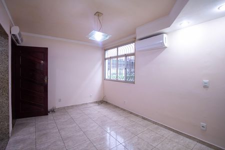 Sala de casa de condomínio para alugar com 2 quartos, 49m² em Colubandê, São Gonçalo