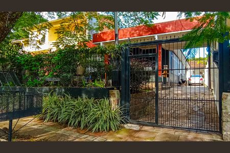 Casa à venda com 170m², 3 quartos e 3 vagas Casa à venda com 170m², 3 quartos e 3 vagasFachada