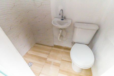 Banheiro de casa para alugar com 1 quarto, 35m² em Jardim Itapemirim, São Paulo