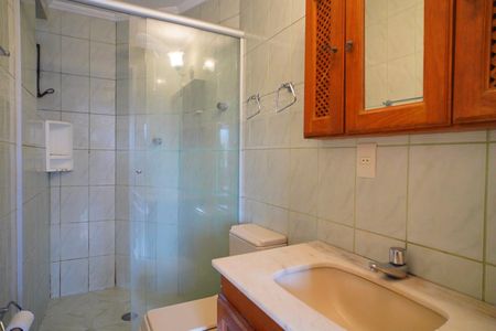 Banheiro  de apartamento à venda com 1 quarto, 50m² em Passo D’areia, Porto Alegre