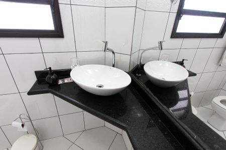 Casa para alugar com 150m², 2 quartos e 1 vaga Casa para alugar com 150m², 2 quartos e 1 vagaBanheiro da Suíte