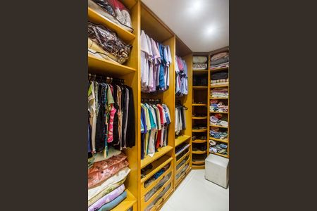 Casa de condomínio para alugar com 208m², 3 quartos e 2 vagas Casa de condomínio para alugar com 208m², 3 quartos e 2 vagasCloset da suíte