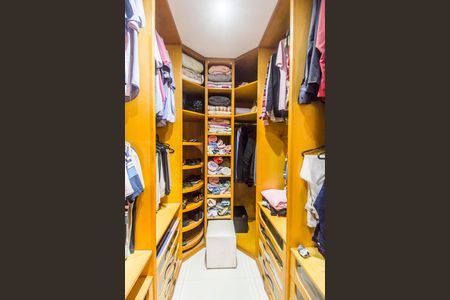 Casa de condomínio para alugar com 208m², 3 quartos e 2 vagas Casa de condomínio para alugar com 208m², 3 quartos e 2 vagasCloset da suíte