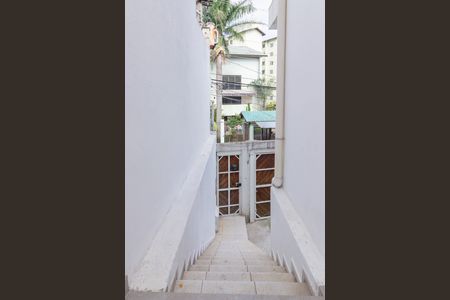 Casa para alugar com 105m², 2 quartos e 3 vagas Casa para alugar com 105m², 2 quartos e 3 vagasCorredor Externo Entrada e Saída Casa