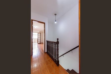 Casa para alugar com 105m², 2 quartos e 3 vagas Casa para alugar com 105m², 2 quartos e 3 vagasCorredor Superior Entrada Quartos e Banheiro