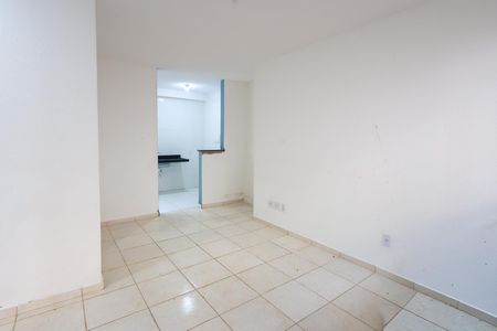 Sala de casa de condomínio para alugar com 2 quartos, 56m² em Condominio Vic Pisa, Indaiatuba
