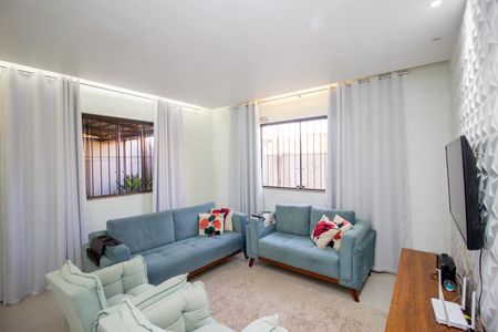 Sala de casa à venda com 3 quartos, 111m² em Santa Helena, Contagem