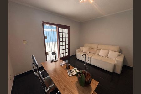 Casa à venda com 280m², 3 quartos e 4 vagas Casa à venda com 280m², 3 quartos e 4 vagasEscritório