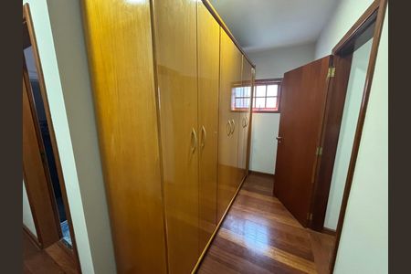 Casa à venda com 280m², 3 quartos e 4 vagas Casa à venda com 280m², 3 quartos e 4 vagasCloset