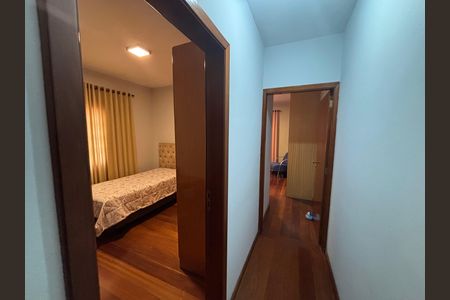 Casa à venda com 280m², 3 quartos e 4 vagas Casa à venda com 280m², 3 quartos e 4 vagasCorredor