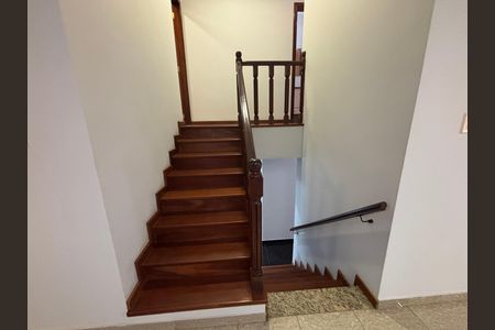 Casa à venda com 280m², 3 quartos e 4 vagas Casa à venda com 280m², 3 quartos e 4 vagasEscada