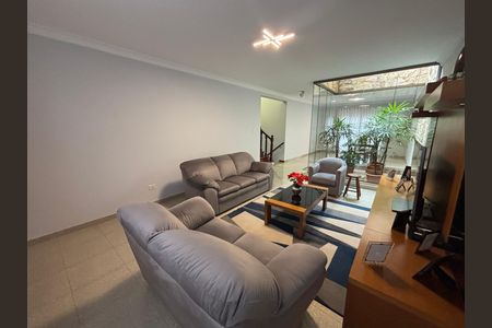 Casa à venda com 280m², 3 quartos e 4 vagas Casa à venda com 280m², 3 quartos e 4 vagasSala