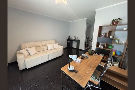 Casa à venda com 280m², 3 quartos e 4 vagas Casa à venda com 280m², 3 quartos e 4 vagasEscritório