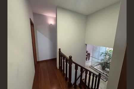 Casa à venda com 280m², 3 quartos e 4 vagas Casa à venda com 280m², 3 quartos e 4 vagasCorredor