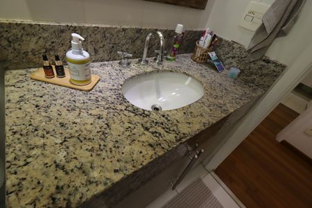 Apartamento à venda com 94m², 2 quartos e 2 vagasBanheiro da Suíte - Pia