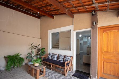 Casa para alugar com 80m², 2 quartos e 1 vaga Casa para alugar com 80m², 2 quartos e 1 vagaFachada