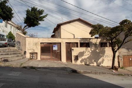 Casa para alugar com 80m², 2 quartos e 1 vaga Casa para alugar com 80m², 2 quartos e 1 vagaFachada