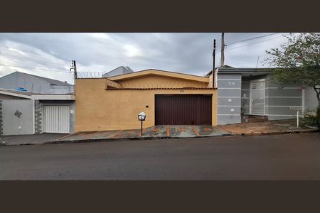 Casa para alugar com 148m², 3 quartos e 3 vagas Casa para alugar com 148m², 3 quartos e 3 vagasFachada