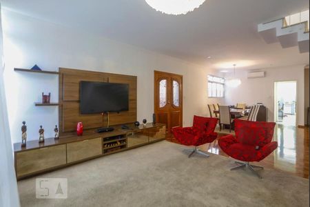 Casa para alugar com 247m², 3 quartos e 4 vagas Casa para alugar com 247m², 3 quartos e 4 vagasSala