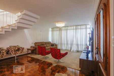 Casa para alugar com 247m², 3 quartos e 4 vagas Casa para alugar com 247m², 3 quartos e 4 vagasSala