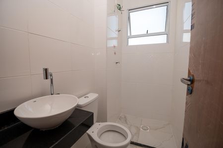 Banheiro de apartamento para alugar com 2 quartos, 49m² em Tijucas, Contagem