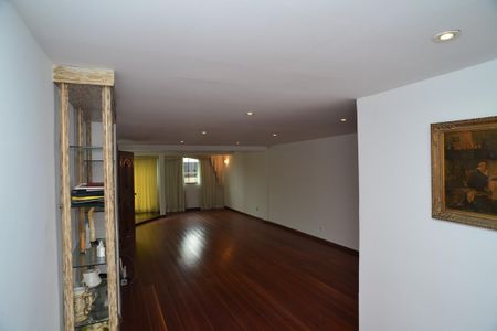 Apartamento à venda com 397m², 4 quartos e 2 vagas Apartamento à venda com 397m², 4 quartos e 2 vagasSala
